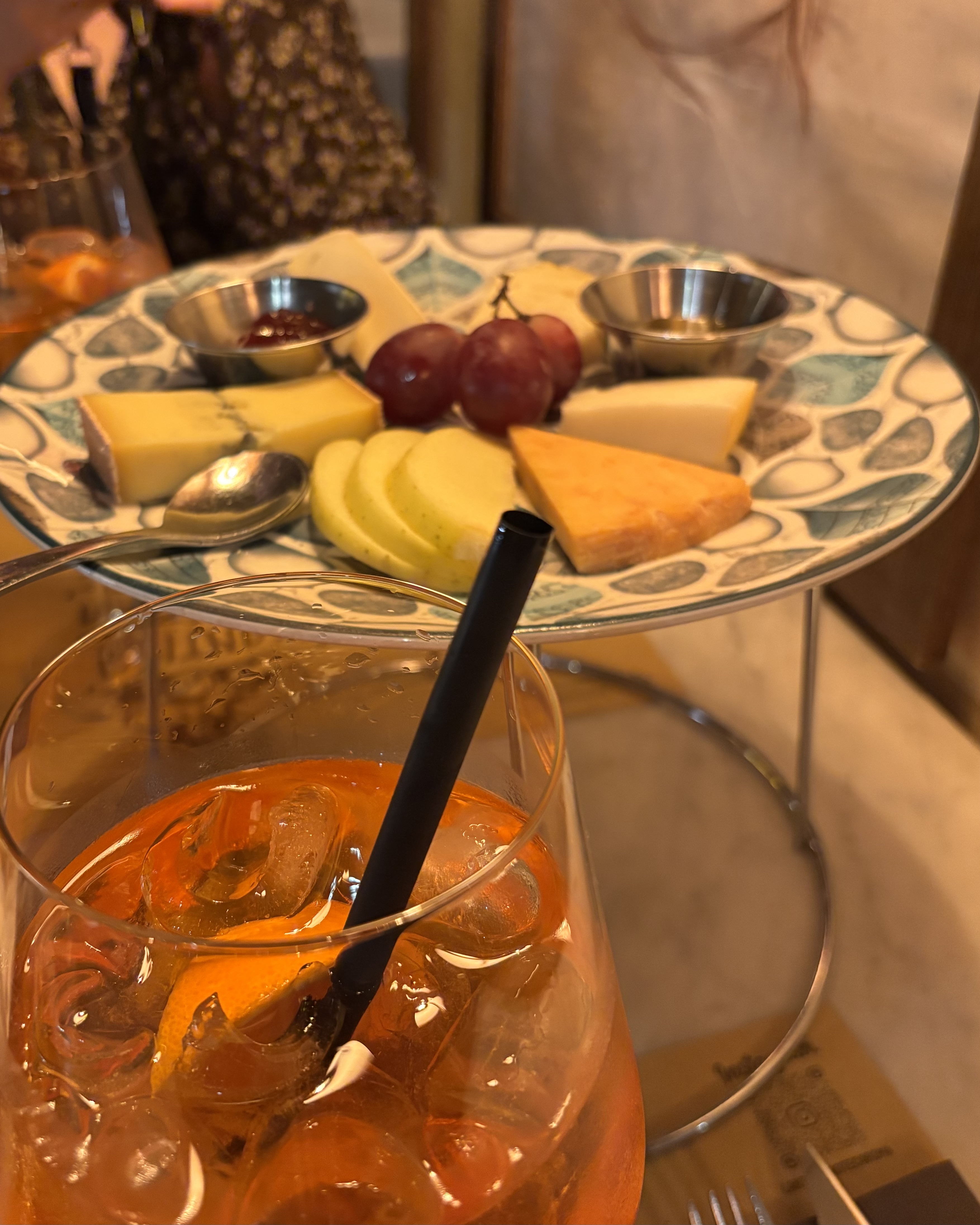 チーズの盛り合わせとアペロールスプリッツァー