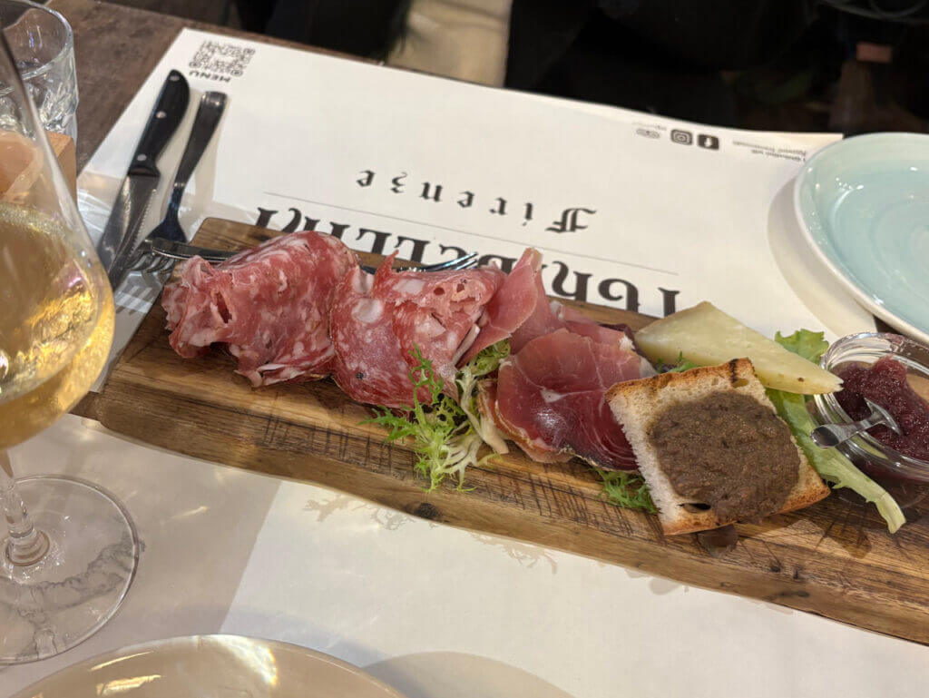 フィレンツェのレストランで撮影した生ハムとクロスティーニの前菜