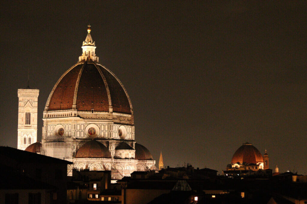 ホテルから見える夜にライトアップされたフィレンツェのドゥオーモ(サンタ・マリア・デル・フィオーレ大聖堂)。