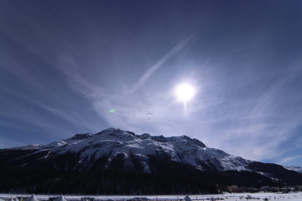 雪をかぶった冬のスイスの風景