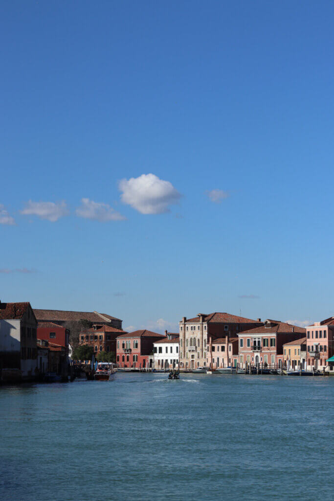 ムラーノ島の建物と、空と海
