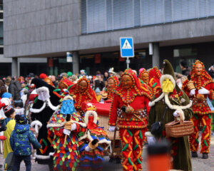 スイスの冬を彩るカーニバル「ファスナフト」体験記