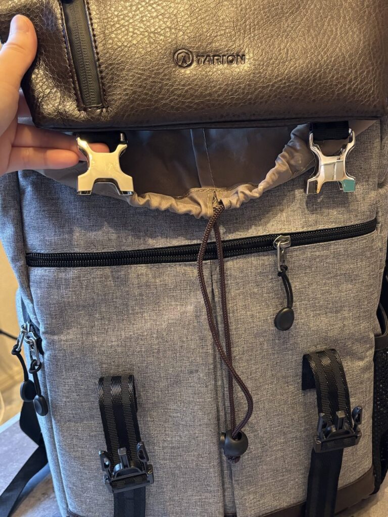 紐とバックルでしっかり閉まる、スリ対策バッチリのリュック