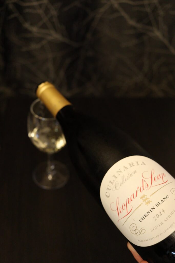 シュナン・ブランをグラスの注ぐところ