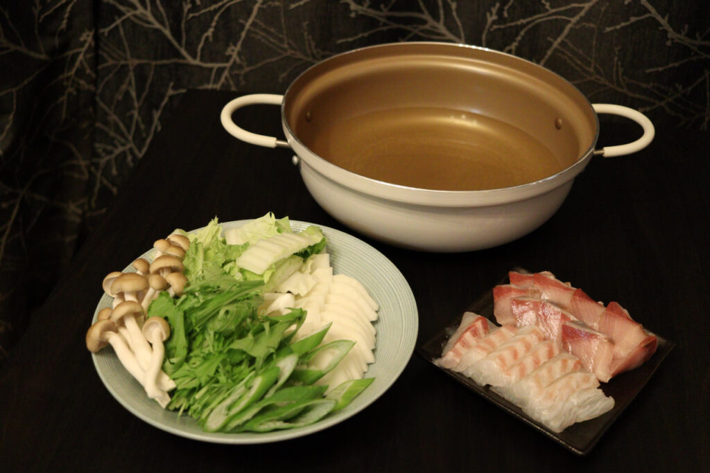 紅白の彩りが美しいブリと鯛のしゃぶしゃぶ盛り合わせと冬の野菜