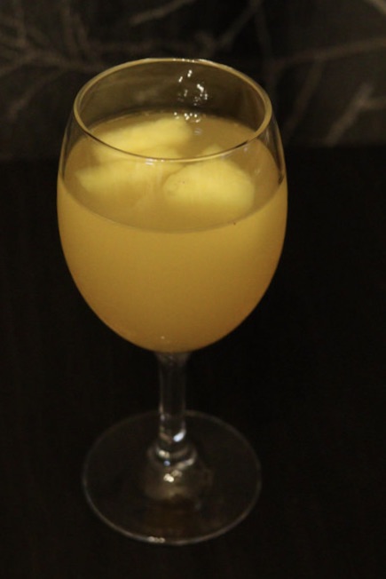 開けて1週間経った白ワインをリメイクした、オレンジジュースと冷凍パイン入りのフルーツカクテル