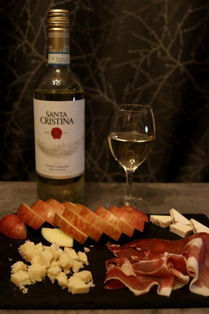 ピノ・グリージョとワイングラス、前菜