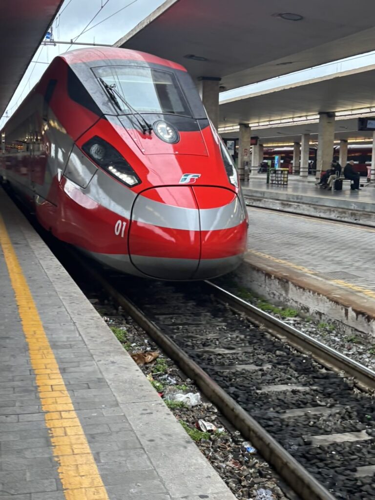 イタリアの高速列車フレッチャロッサ(Frecciarossa)と駅のホーム