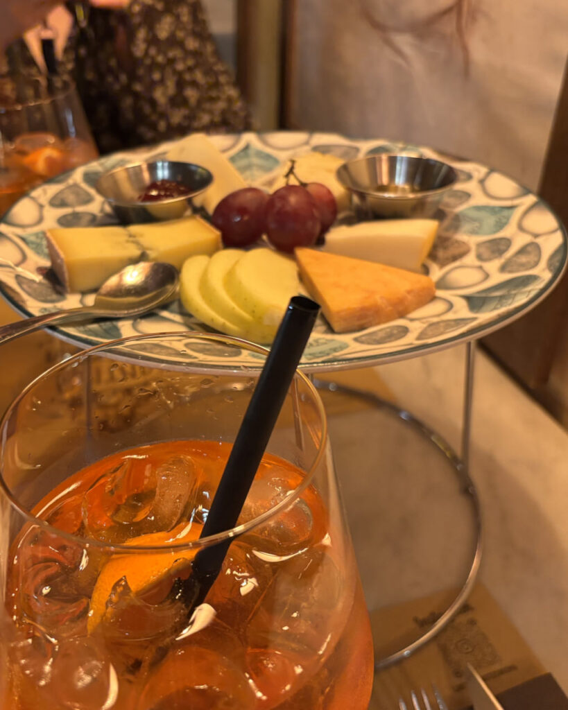 ローマのバールでチーズ盛り合わせとアペロールスプリッツでアペリティーボを楽しむ様子。