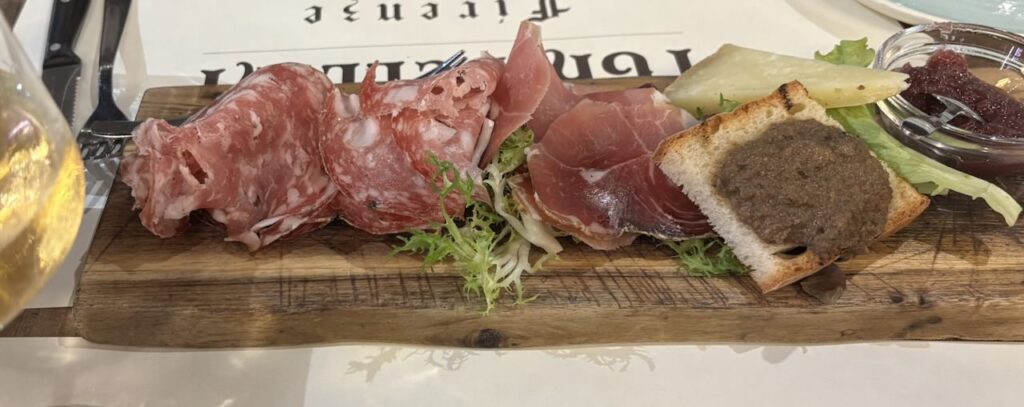 フィレンツェのバールで生ハム、サラミ、チーズの盛り合わせでアペリティーボを楽しむ様子。