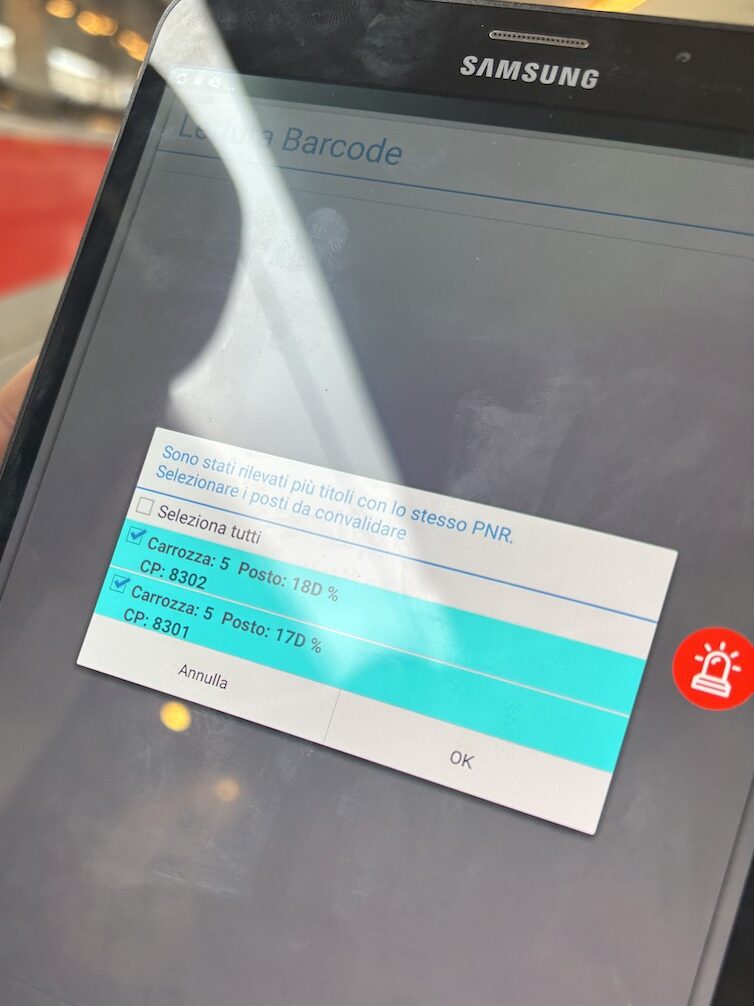駅員さんが、端末で変更後の号車と座席を見せてくれた。