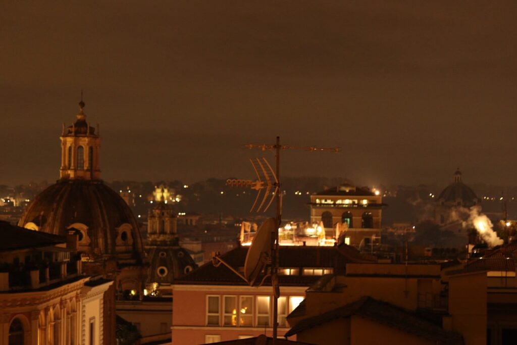 夜のローマを一望。ホテルから眺める幻想的なドームとイタリアの歴史ある屋根景色。