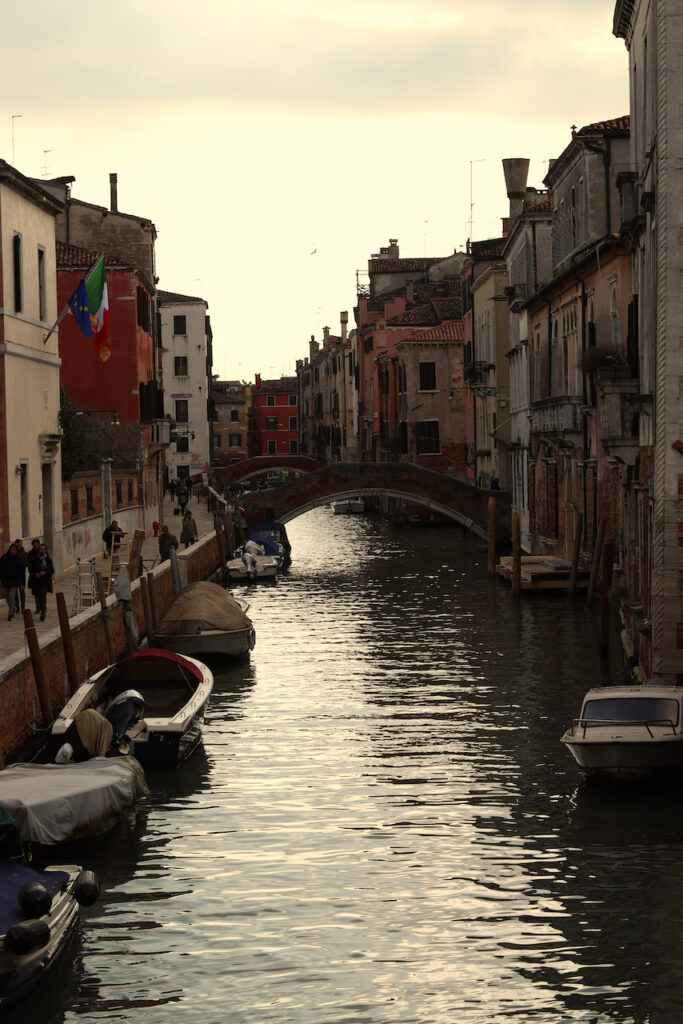 ヴェネチアの運河沿いの街並みと小舟