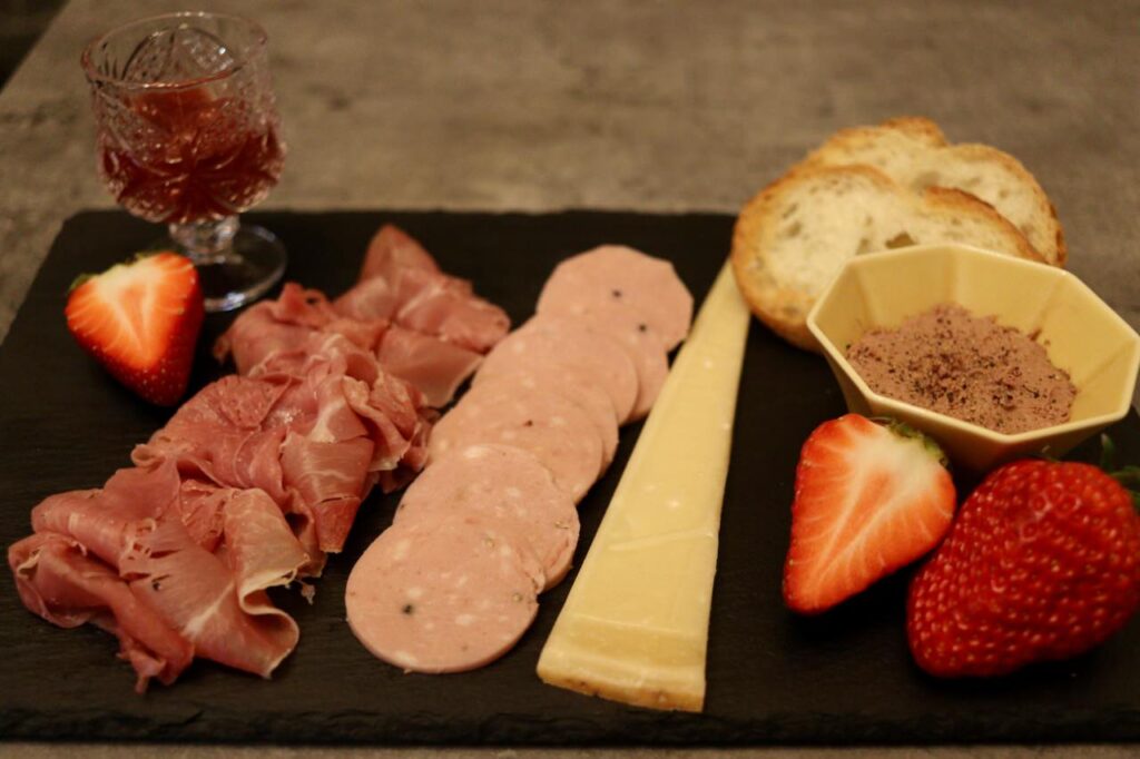 自宅、日本で再現するアペリティーボ。生ハム、ボローニャハム、パルミジャーノ、いちご、バケットなどの盛り合わせ。
