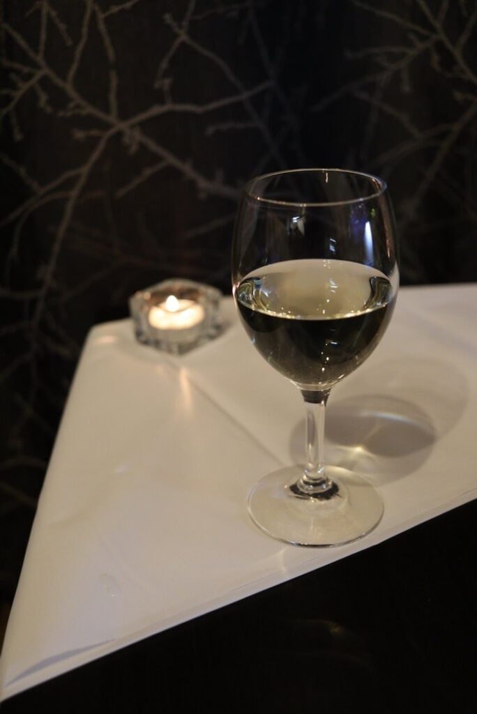 白ワインのグラスとキャンドルで静かに楽しむおうち時間の雰囲気