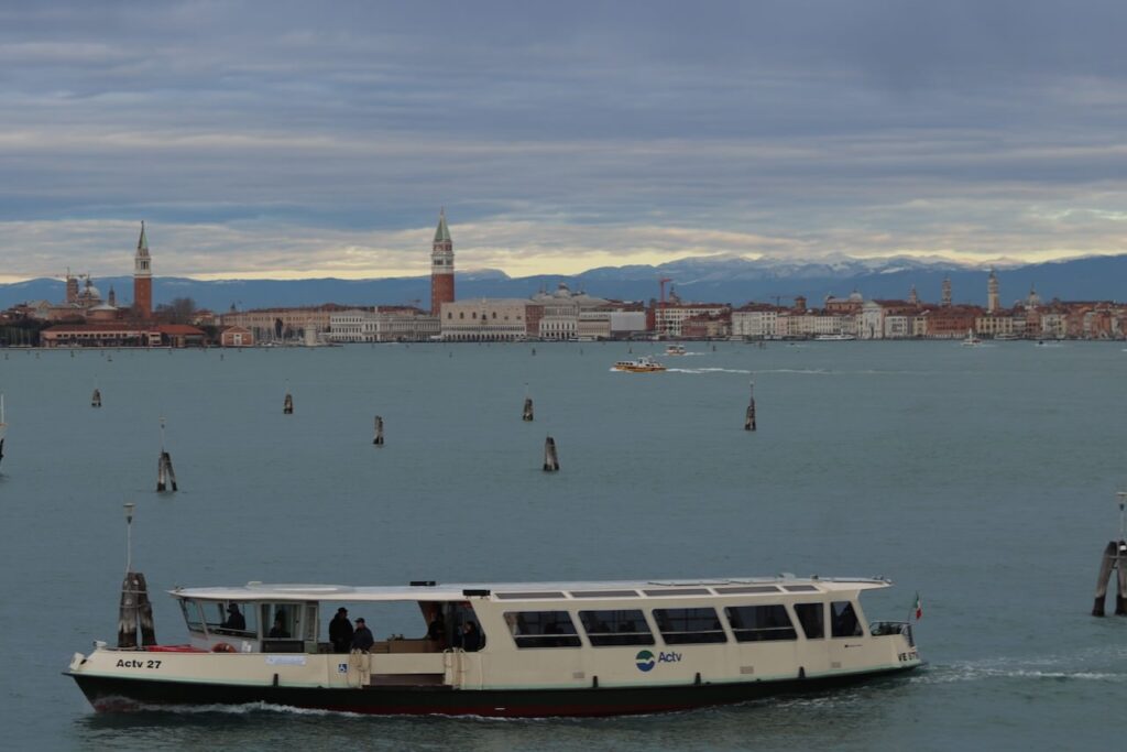 ヴェネツィアの運河を走る水上バスを朝のホテルから撮影