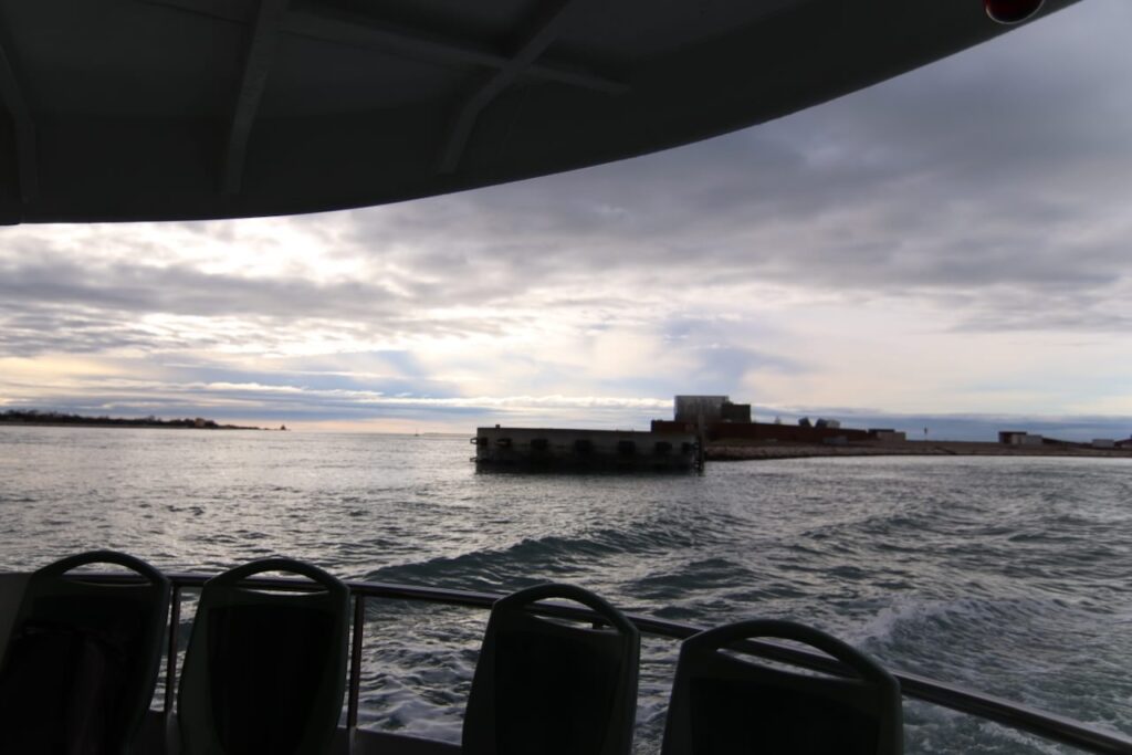 ヴェネチア水上バスの後方デッキから望む運河と曇り空