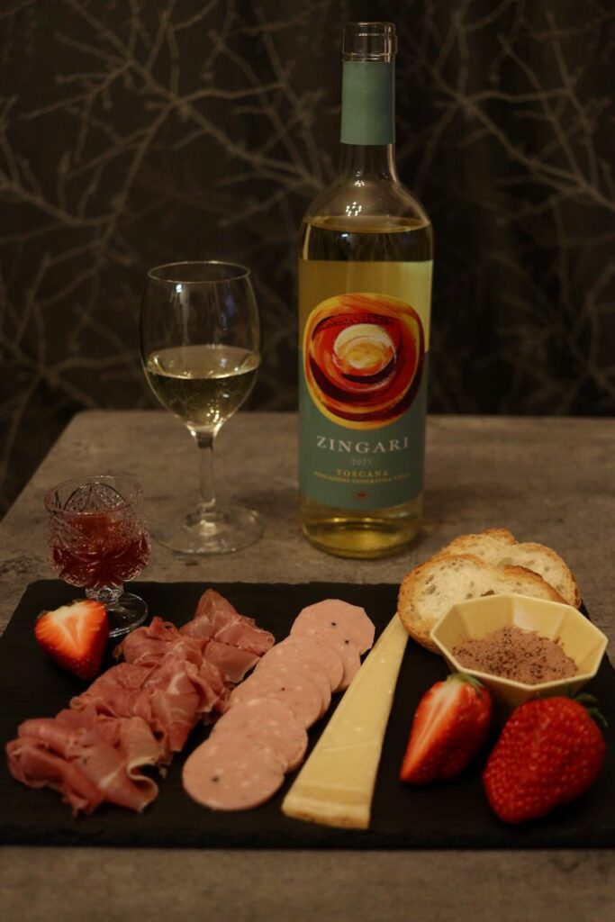白ワインと生ハム、チーズ、いちごを合わせたおうちアペリティーボの食卓