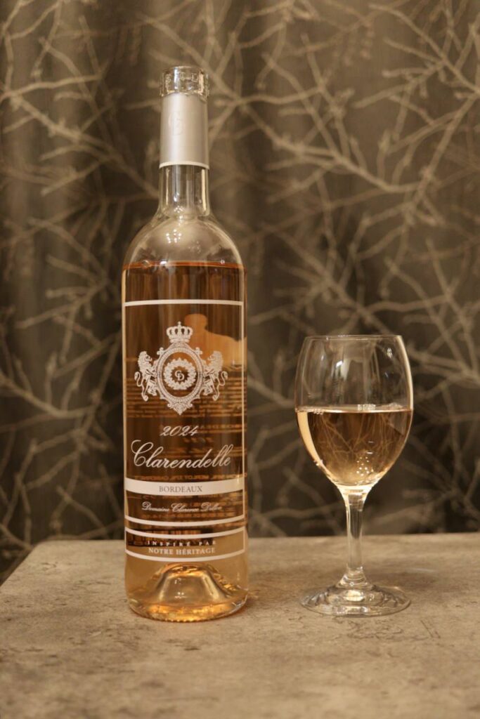 透明感のあるラベル越しに淡いピンク色が映えるクラレンドル・ロゼのボトル