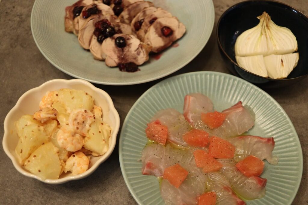 ロゼワインに合わせて、ピンクを意識した料理を並べた春らしい食卓