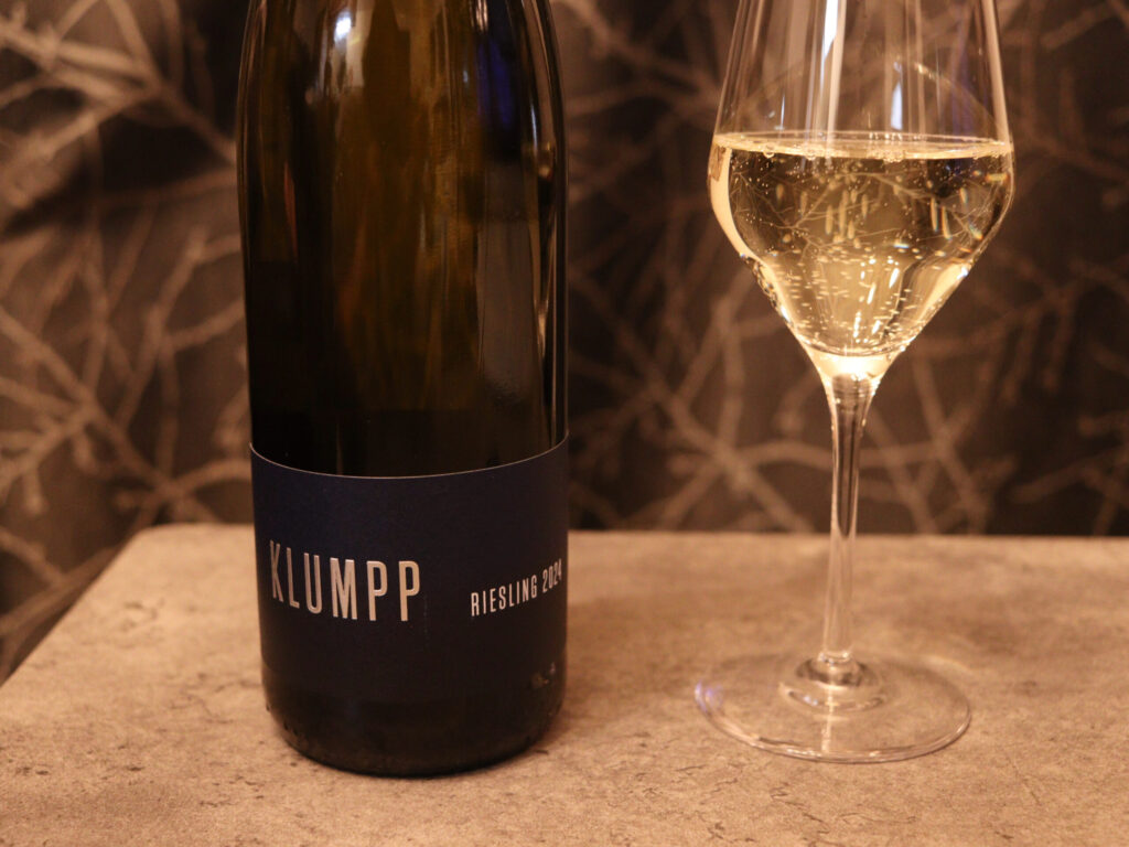 Klumpp Riesling 2024のワインボトルとグラス。