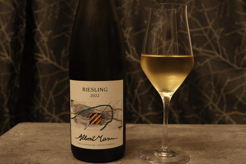 Albert Mann Riesling 2022のワインボトルと注いだグラス。淡いゴールドの色合いが美しい