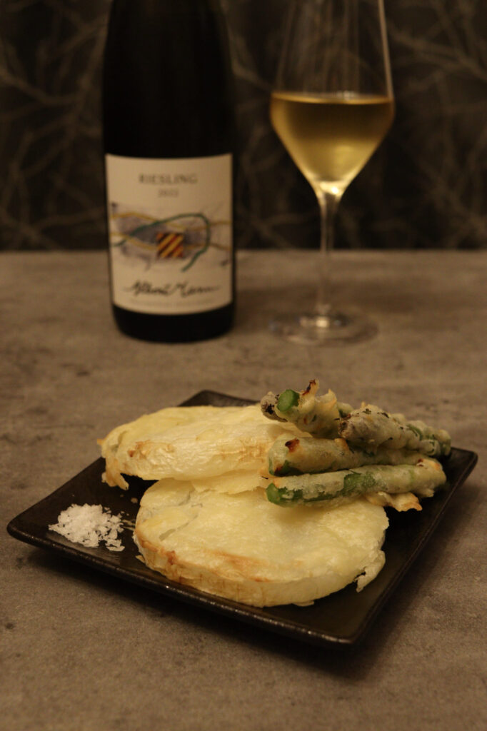 ぽってりとした衣の新玉ねぎとアスパラの天ぷら。後ろにAlbert Mann Rieslingのボトルとグラス