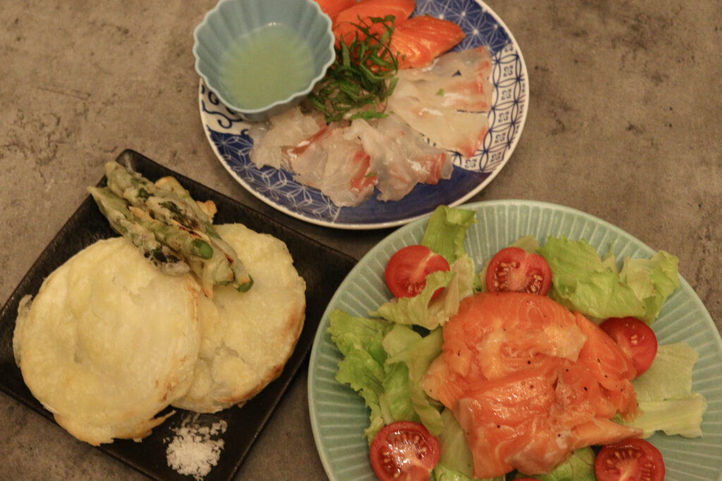 ぽってりとした衣の新玉ねぎとアスパラの天ぷら。後ろにAlbert Mann Rieslingのボトルとグラス